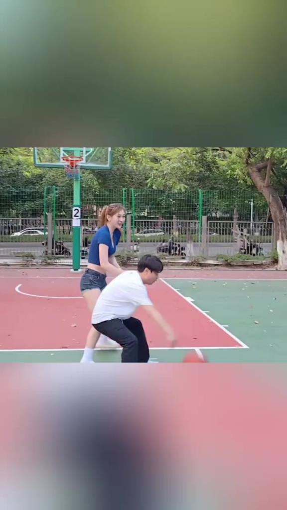 集夢會長背打一米8的女生，這是真打球?。? style=