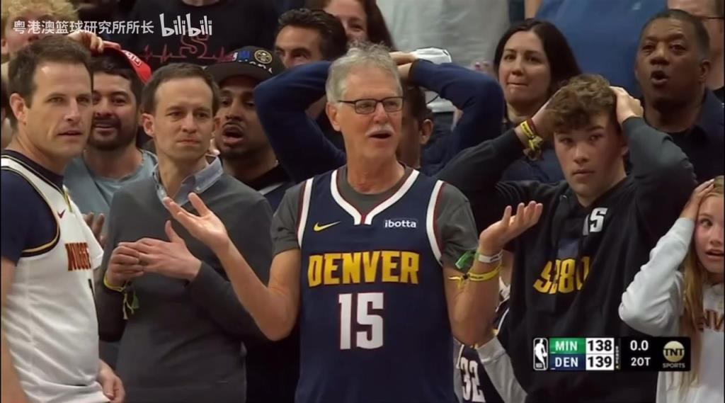 導(dǎo)火索？回顧此前掘金對(duì)陣森林狼，威少送出三分犯規(guī)后的眾生相！