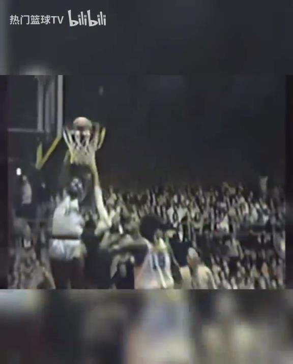 這是怪物嗎？張伯倫高中時(shí)期是怎么打球的？校園里的明星！