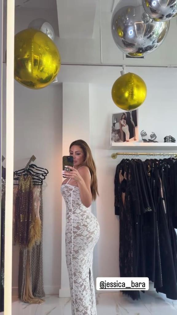 徐娘半老！皮蓬前妻穿吊帶裙自拍，這身材也太炸裂了！