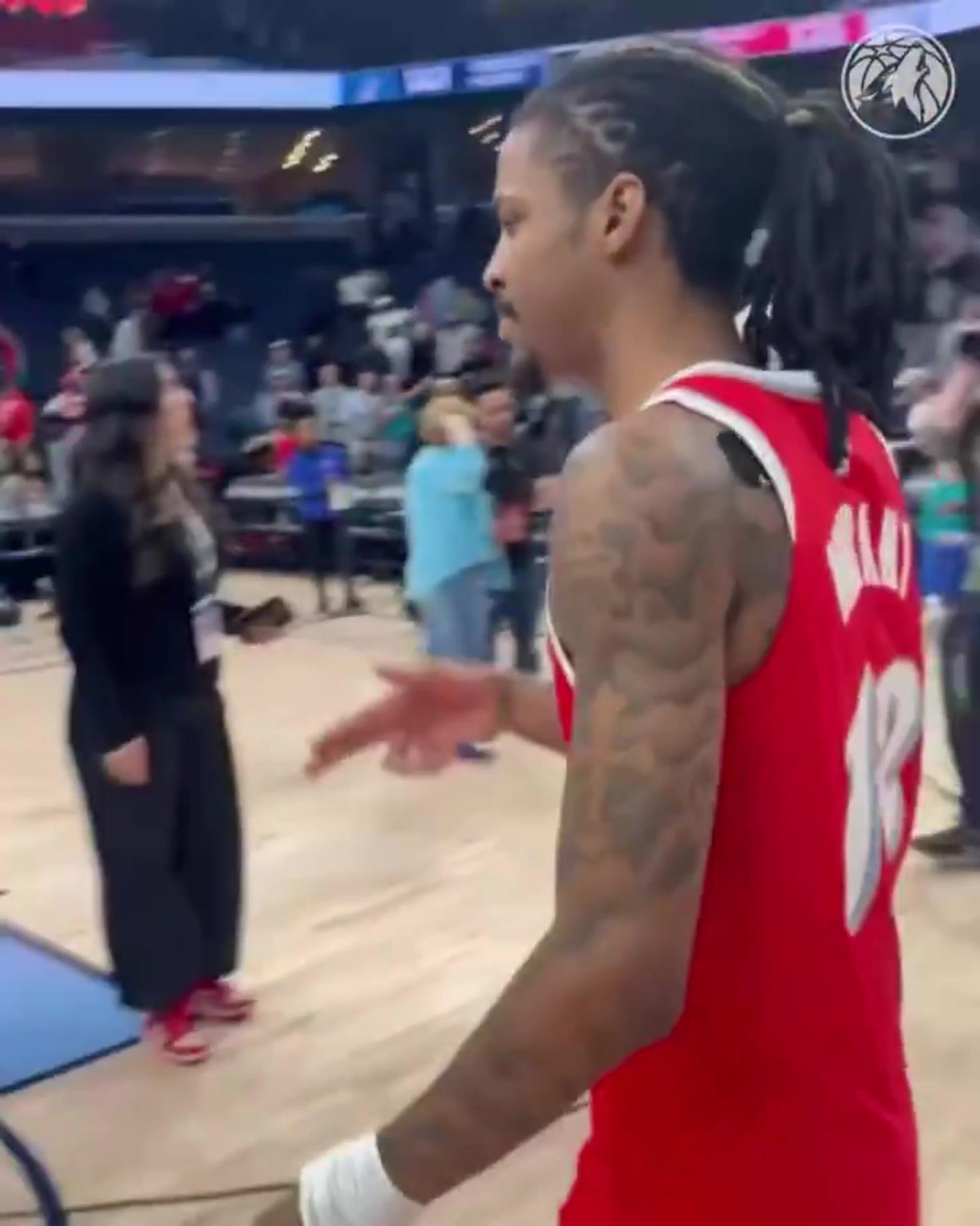 笑死！莫蘭特賽后與華子握手，竟然也是比出“手槍”的手勢(shì)