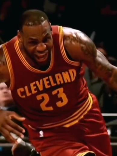 老詹這恐怖的大體格，完美詮釋什么叫“人型坦克”！