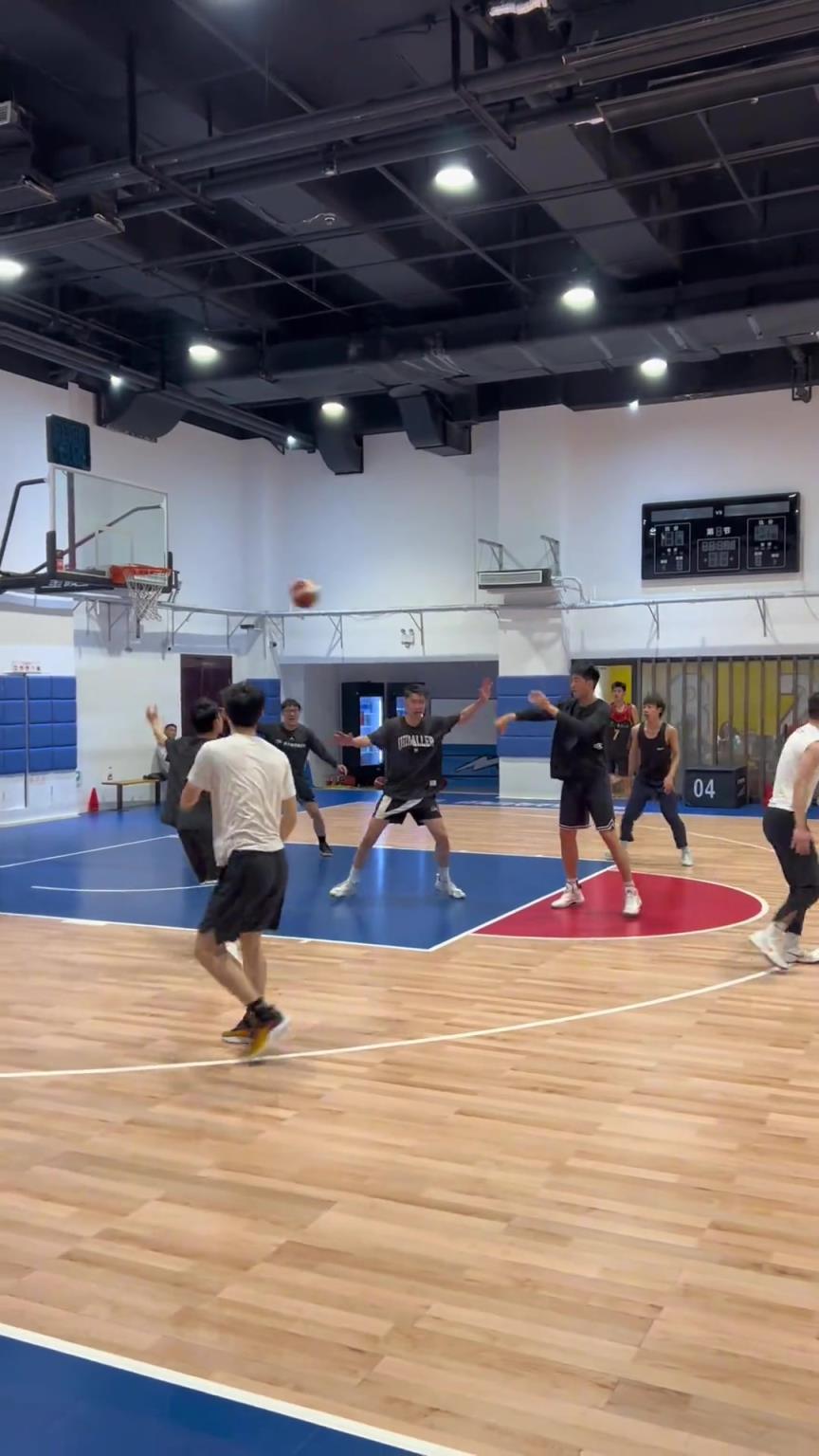 對手回家后：老婆，我今天在野球場匹配到巔峰馬刺隊了！