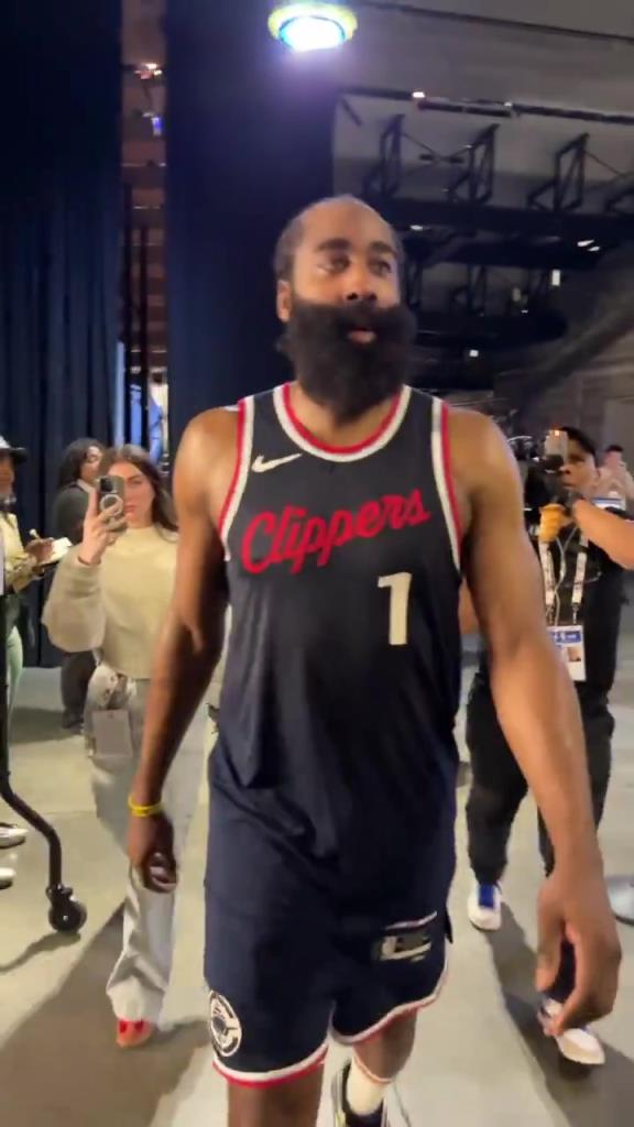 爆砍39分！哈登賽后走入球員通道氣喘吁吁：今天是場艱苦的戰(zhàn)斗