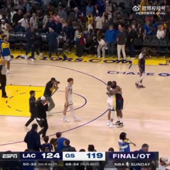 09雙雄傾盡全力！哈登和庫里賽后第一時(shí)間擁抱在一起