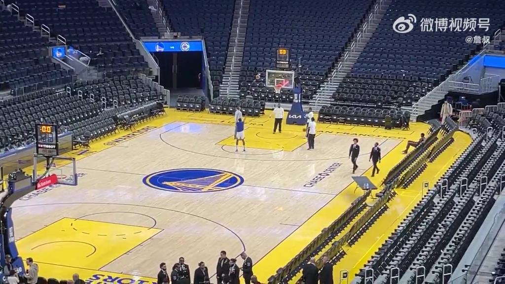 今天沒有得到出場(chǎng)機(jī)會(huì)！庫明加賽后還留在場(chǎng)地練習(xí)投籃