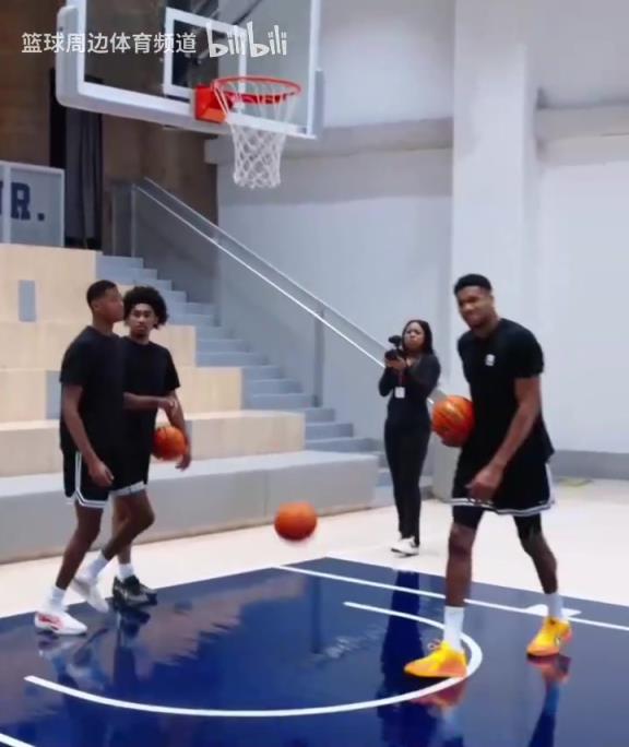 別人能學(xué)得來(lái)嗎？名場(chǎng)面：字母哥指導(dǎo)小球員籃下腳步！