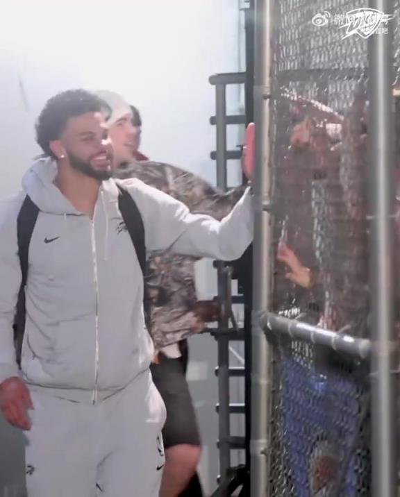 68勝歷史第五傲人戰(zhàn)績(jī)！雷霆全員回到OKC，當(dāng)?shù)厍蛎詿崆榻訖C(jī)