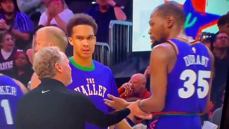 下課導(dǎo)火索？主帥布登此前抓住KD手臂要說(shuō)什么，被一把甩開(kāi)！