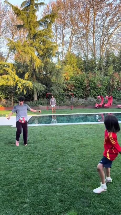 馬塞洛和兒子隔水相傳！大兒子腳法有點(diǎn)東西的！