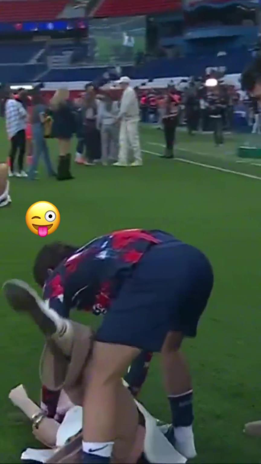 玩這么花??？?jī)?nèi)維斯在家人面前把自己女友按倒在地