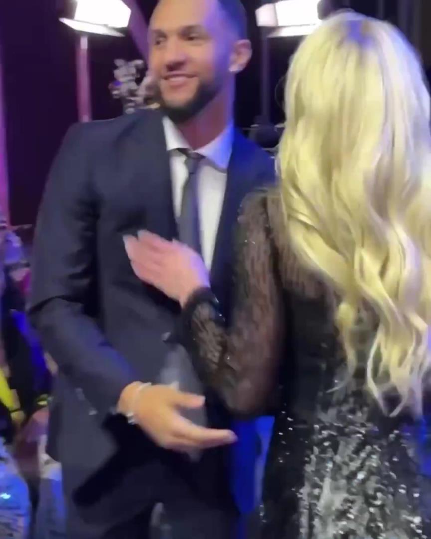 身材姣好！薩格斯的女友海莉被芝加哥天空選中！兩人接吻慶祝