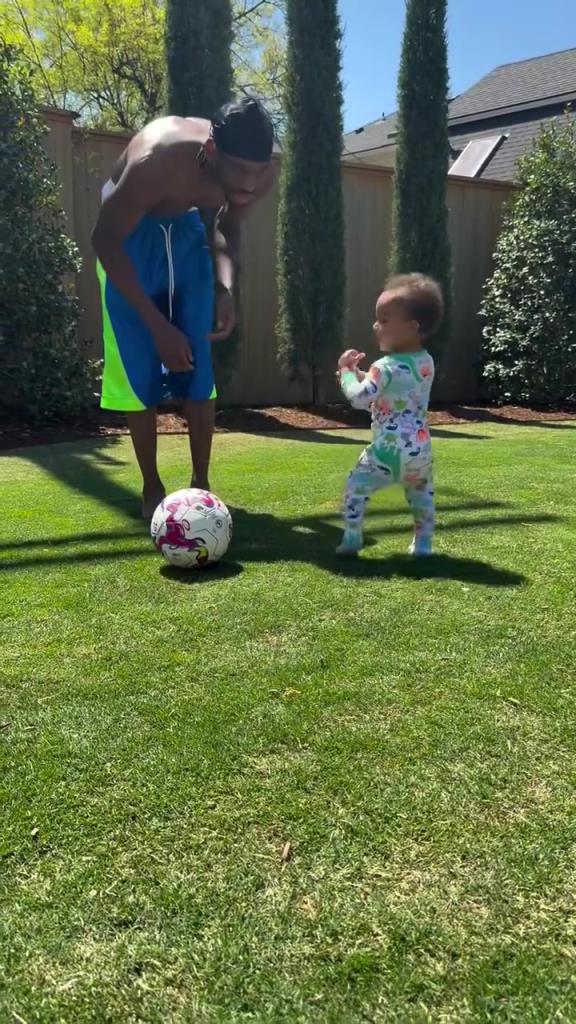 足球要從娃娃抓起！SGA帶娃踢足球，小孩摔倒時(shí)鼓掌“嘲笑”！