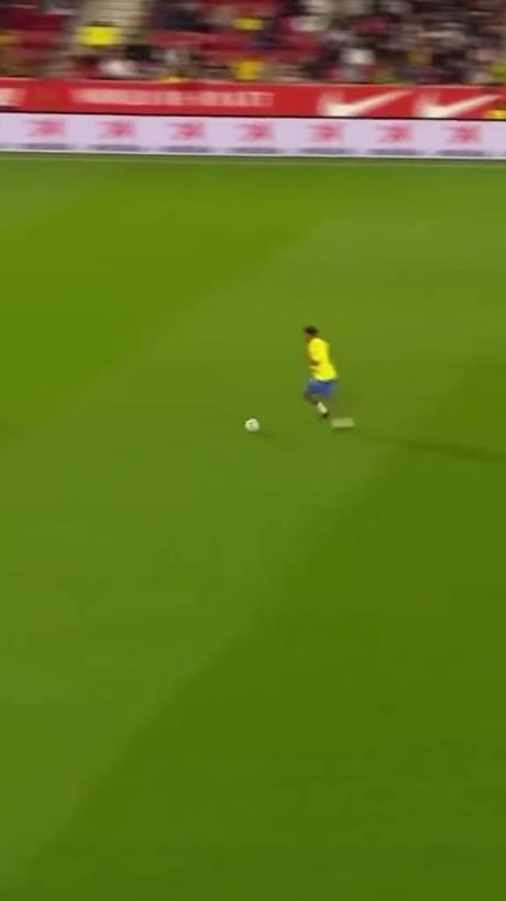 45歲還開(kāi)掛！小羅再現(xiàn)牛尾巴過(guò)人，微笑單挑門(mén)將輕松打進(jìn)